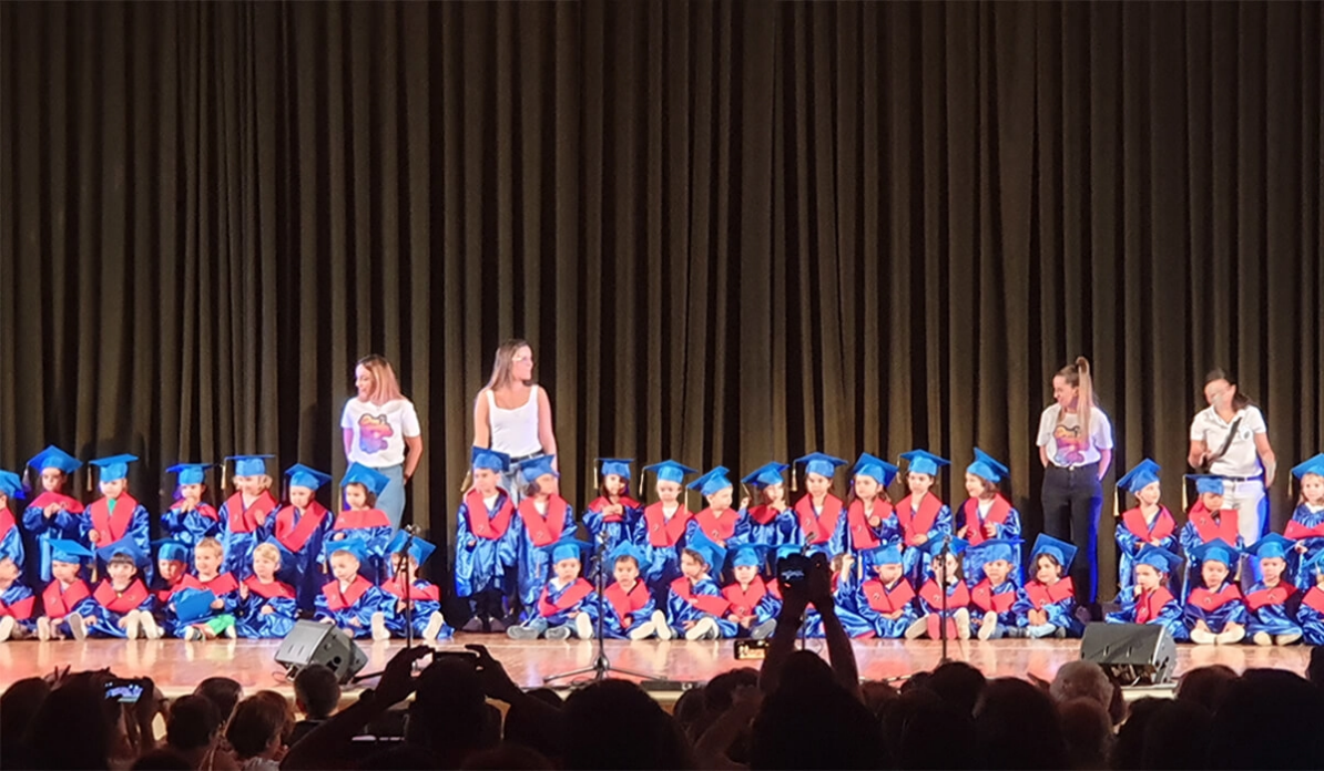 les élèves de l'école maternelle lors de la cérémonie de remise des diplômes avec une bourse d'études pour les chapeaux et les toges