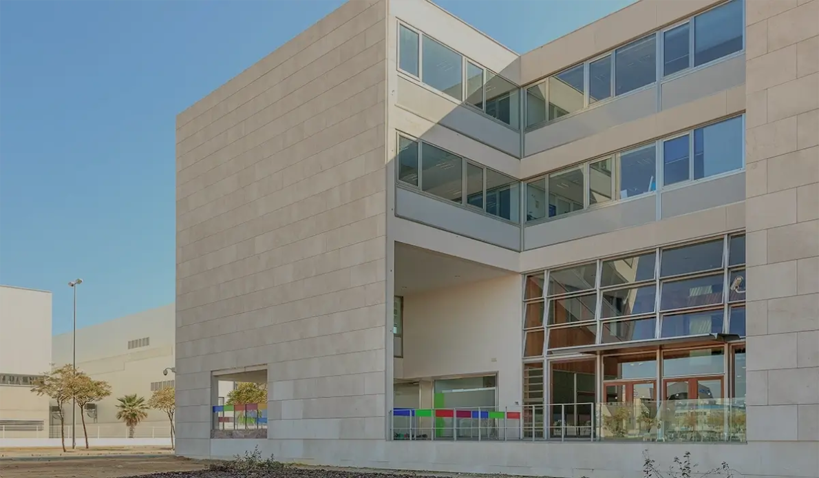 Façade extérieure de l'école maternelle bilingue Aeropolis