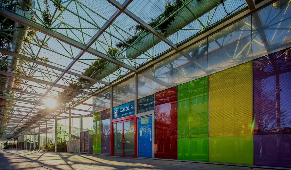 Facade of the Bilingual Nursery School 5ª Avenida - Cartuja on a sunny day