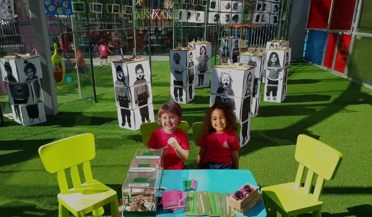 les élèves de l'école primaire participent à une exposition d'art et à une vente aux enchères au profit de l'association espagnole de lutte contre le cancer
