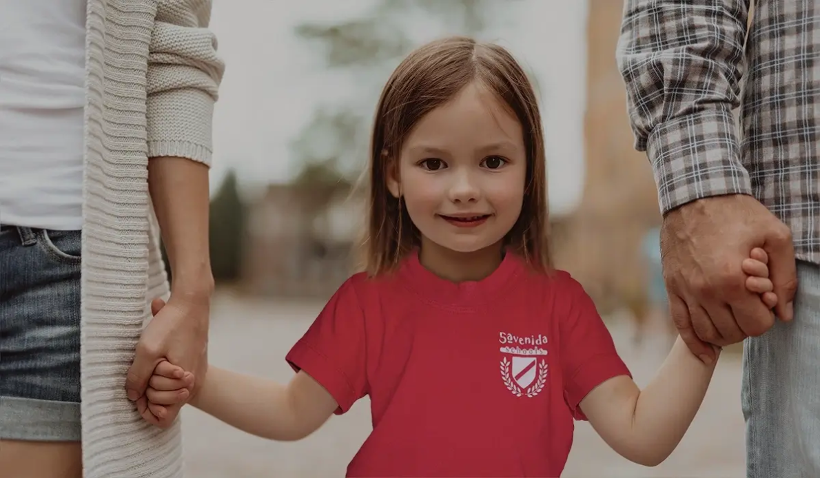 première journée d'une nouvelle élève de l'école maternelle avec ses parents