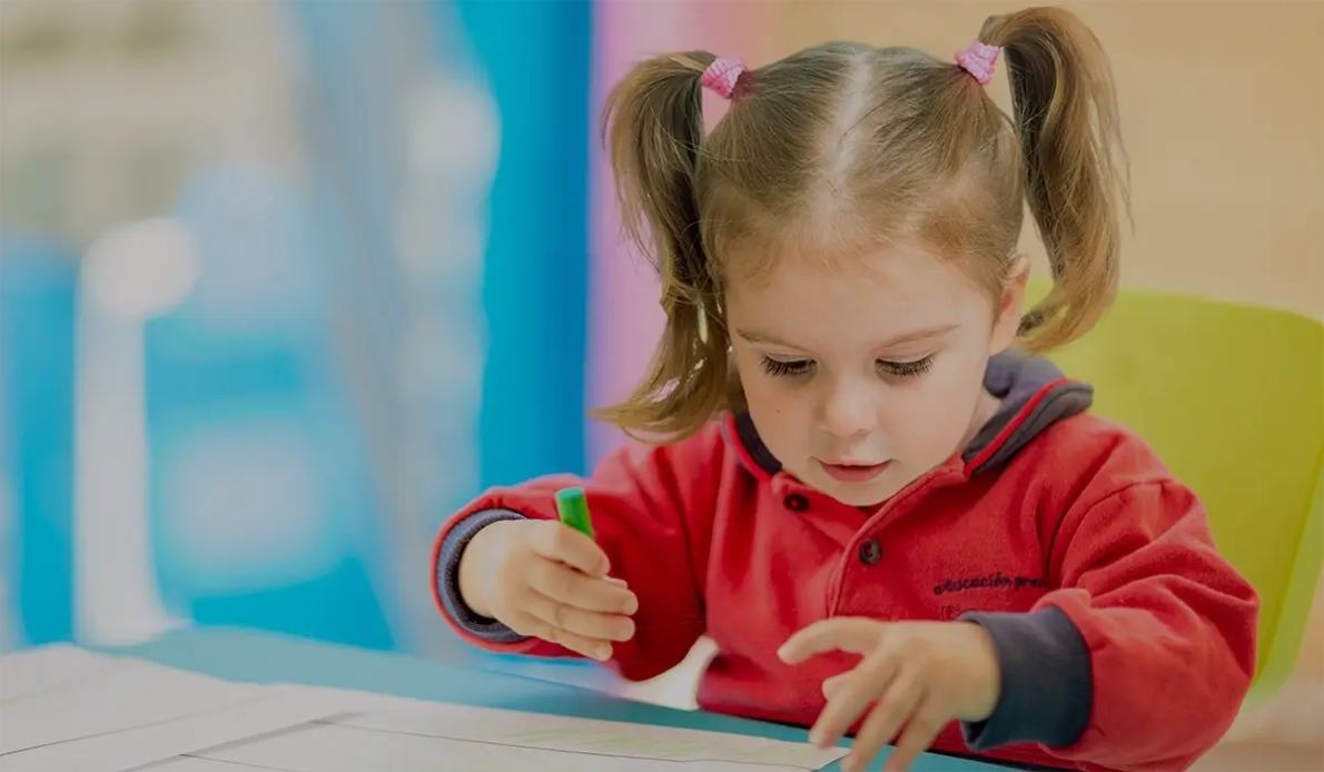 fille en uniforme de jardin d'enfants dessin