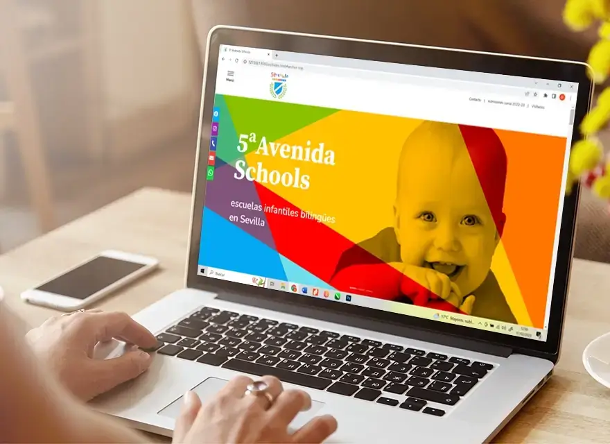 nueva web de la escuela infantil en un ordenador portatil