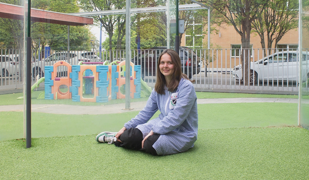Elawen Elawen, stagiaire française, pose dans la cour de l'école de la 5e Avenue
