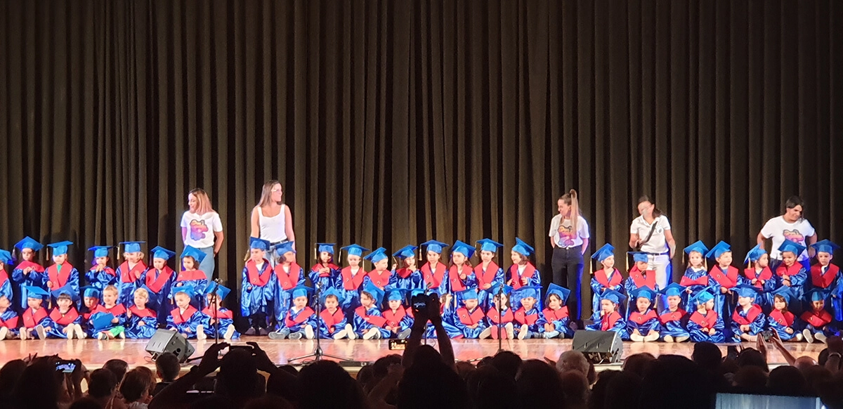 les élèves de l'école maternelle lors de la cérémonie de remise des diplômes avec une bourse d'études pour les chapeaux et les toges