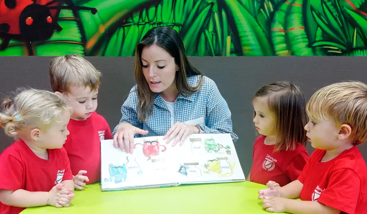 éducateur enseignant l'anglais aux jeunes enfants dans une école maternelle