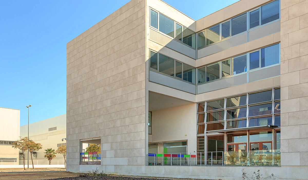 Façade extérieure de l'école maternelle bilingue Aeropolis