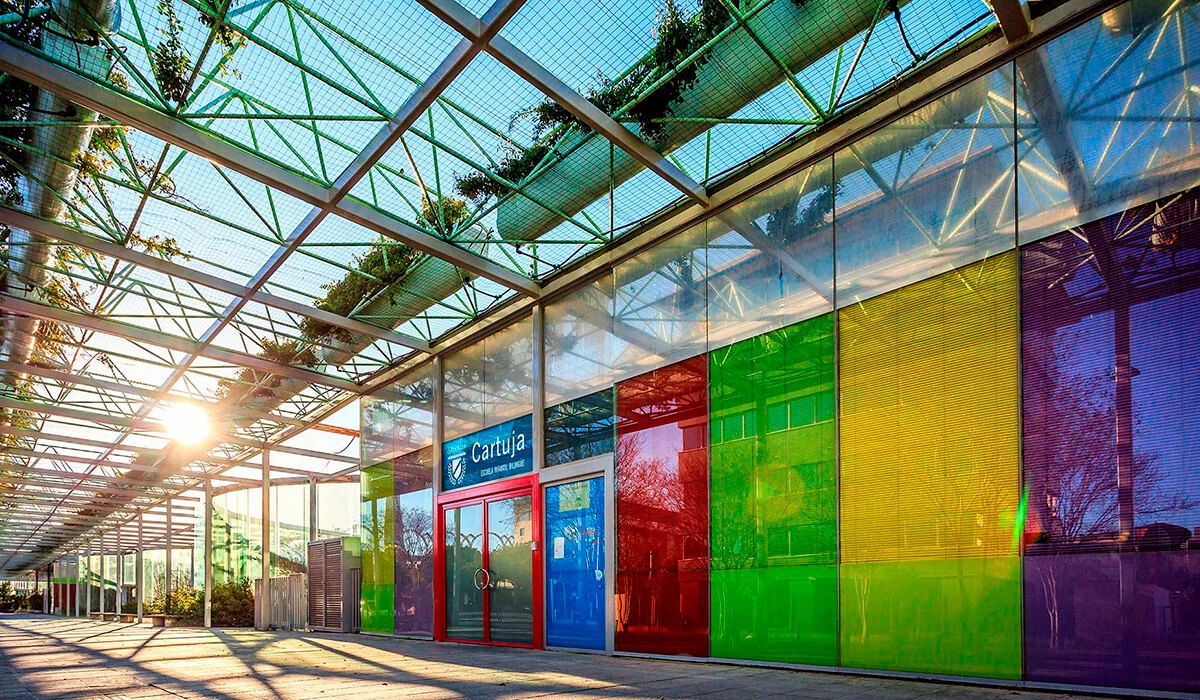 Façade de l'école maternelle bilingue 5ª Avenida - Cartuja par une journée ensoleillée