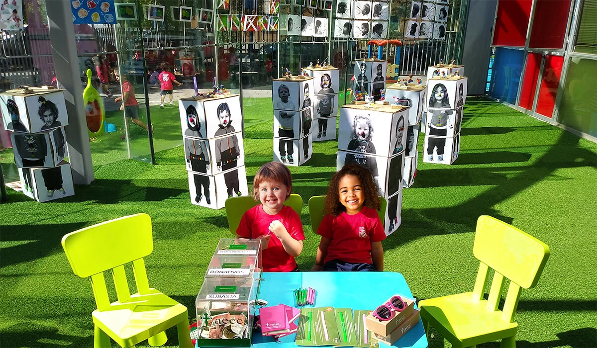 les élèves de l'école primaire participent à une exposition d'art et à une vente aux enchères au profit de l'association espagnole de lutte contre le cancer