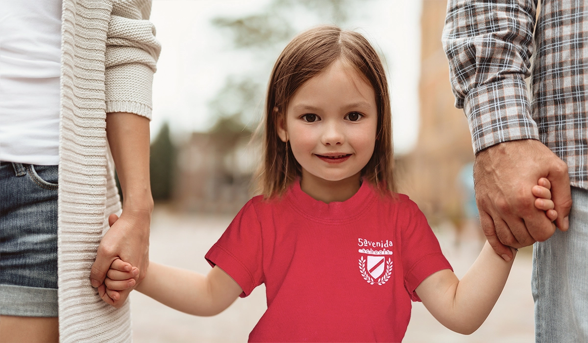 première journée d'une nouvelle élève de l'école maternelle avec ses parents