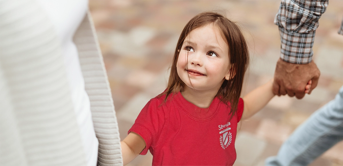 primer dia nueva alumna de escuela infantil mirando a su madre