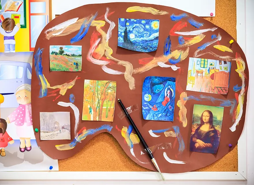 ressource didactique une palette de peintre avec des tableaux célèbres dans les écoles maternelles