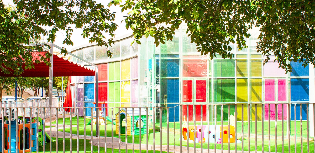 grande cour de récréation de l'école maternelle 5Avenida Schools par une journée ensoleillée