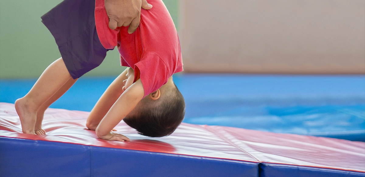 enfant d'école maternelle faisant des exercices de psychomotricité